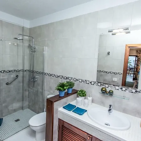 Spectacular Renovated Apartment, 5 Min To Camison Beach, With Aircon 아파트 아로나